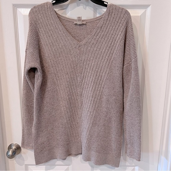 LOFT Sweaters - Loft V-neck knit sweater
